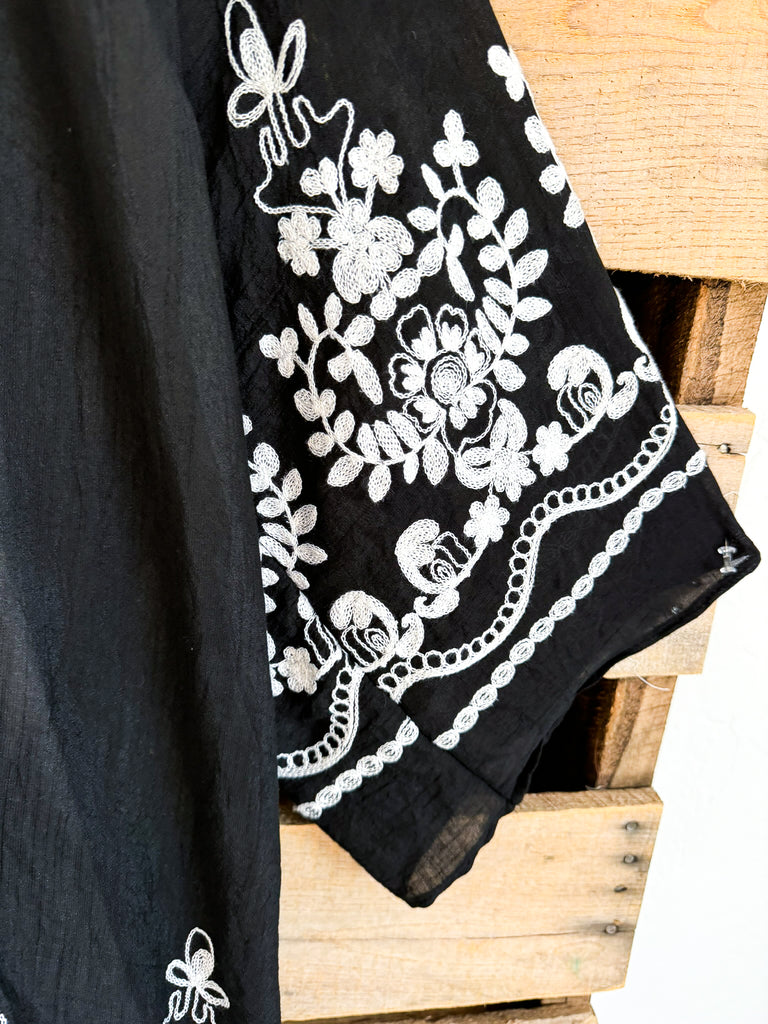 Floral Vine Oversized Kimono - Black .