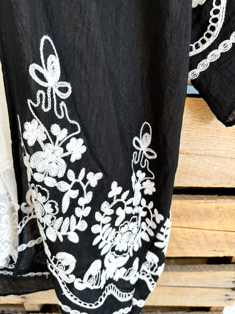 Floral Vine Oversized Kimono - Black .