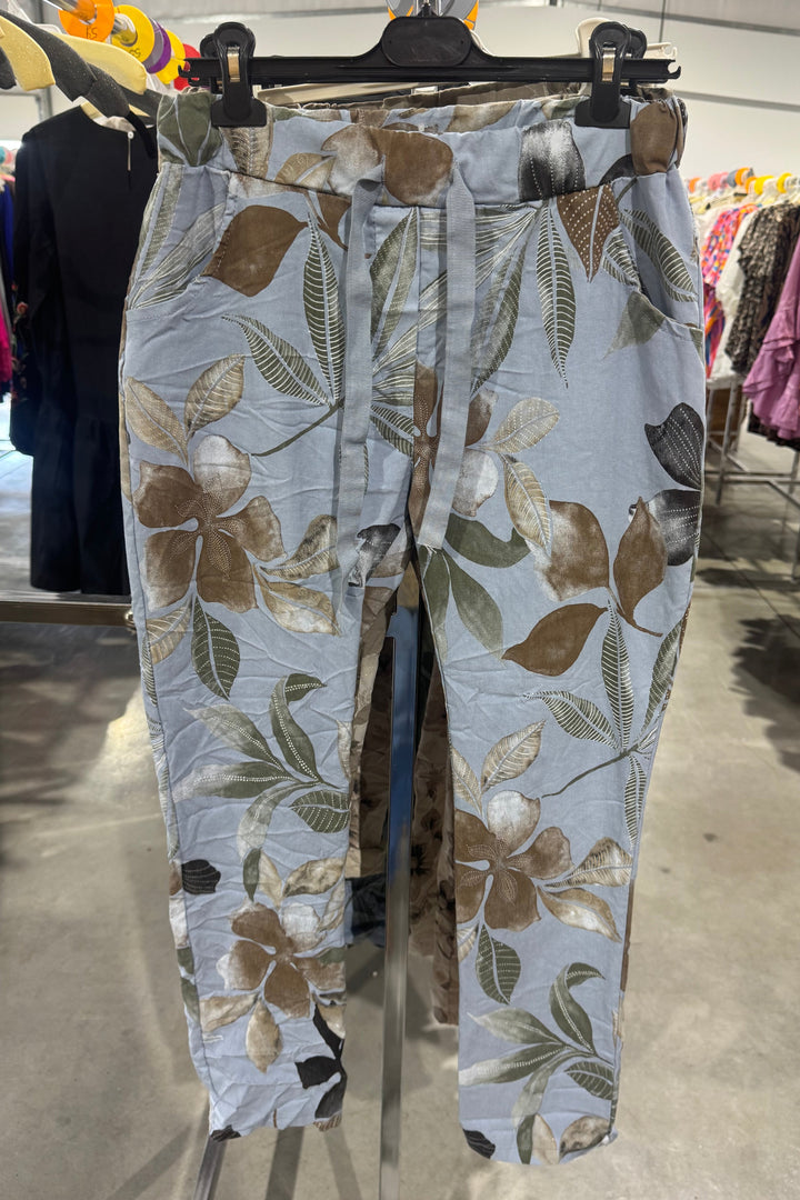 Made in Italy Scrunchy Stretch Floral Jogger Pants – Ultra Comfortable One Size &amp; Plus -Blue