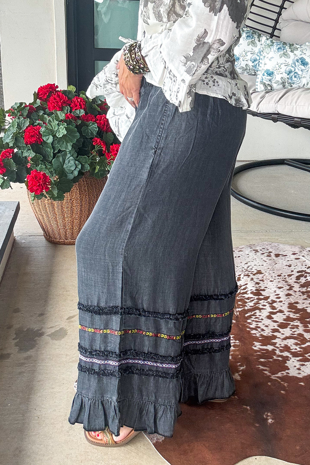 Frayed And Ruffled Denim Capris - Black Demin
