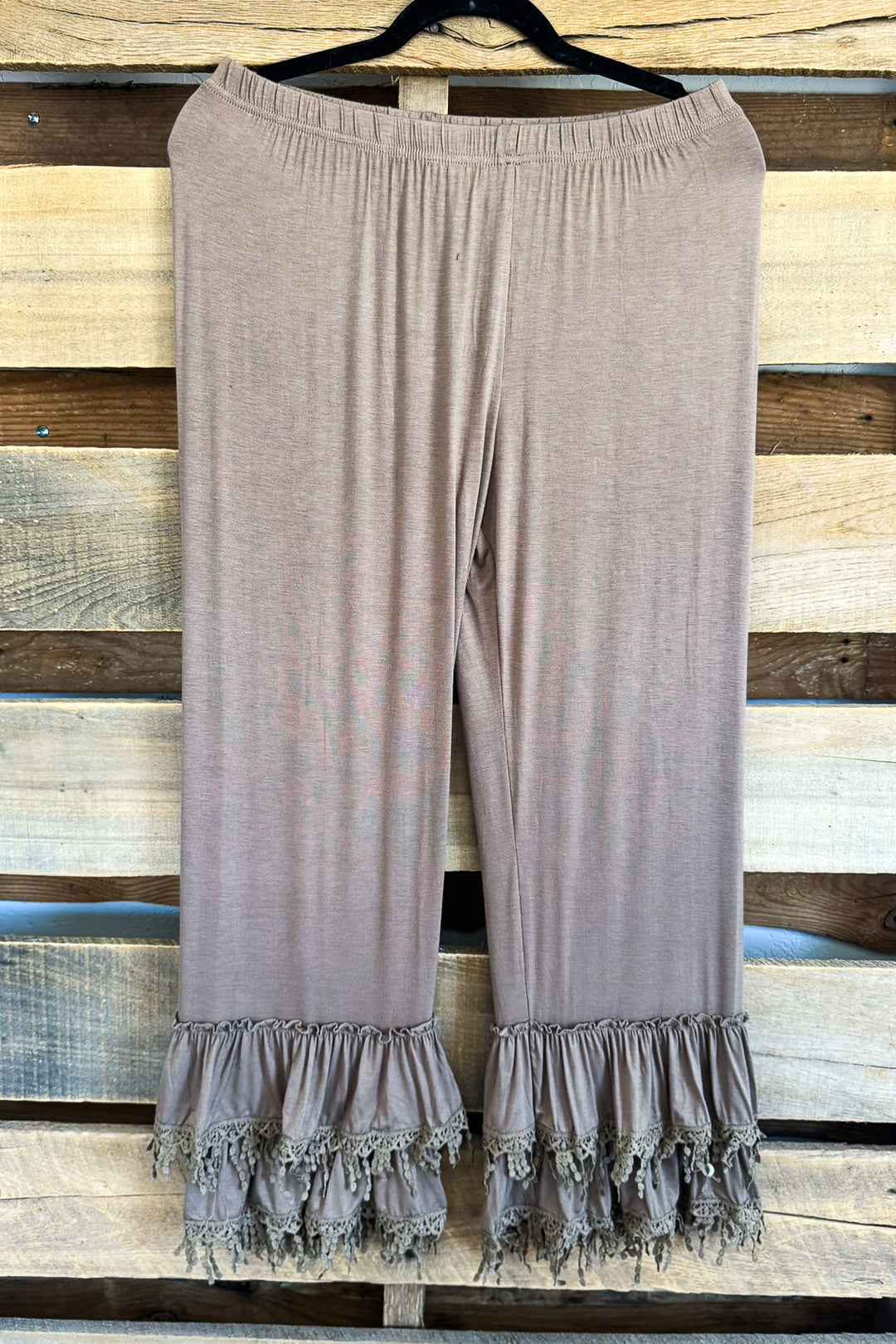 Lacy Chandelier Capris - Mocha