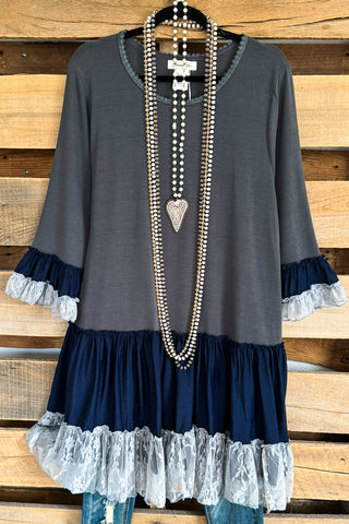 Pretty As a Picture Tunic - Gray